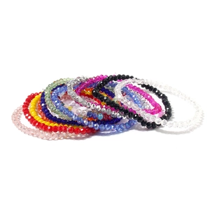 Minimalistisches facettiertes Perlenarmband-Set in mehreren Farben mit Gummizug