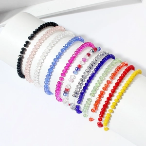 Minimalistische bunte Armbänder aus facettierten Perlen in zwölf lebhaften Farben