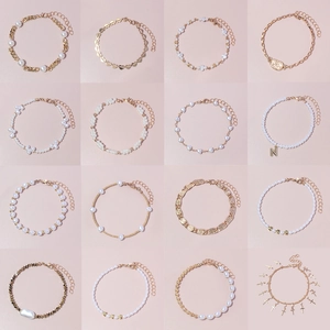 Set mit 16 modischen Goldarmbändern mit Perlen und Herzanhängern für Damen