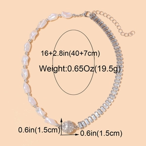 Collier en perles baroques et cristal avec pendentif boule serti de diamants et mesures