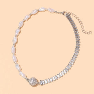 Détail du collier argenté avec perles, maillons en cristal et pendentif boule pavée