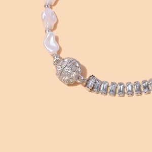 Collier en perles baroques avec boule de strass et cristaux de taille baguette