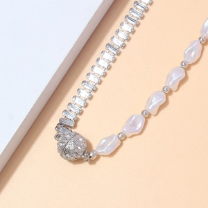 Collier en perles baroques et cristaux avec fermoir magnétique sphérique pavé de diamants