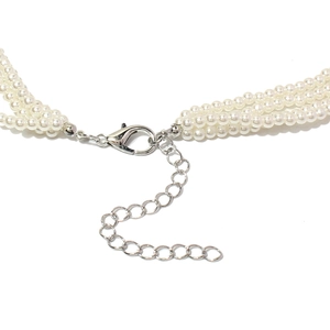 Elegante drielaagse witte parelketting met verstelbare zilveren karabijnsluiting