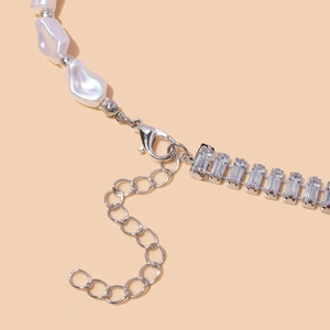 Collier en perles baroques avec pendentif strass et fermoir argenté détaillé