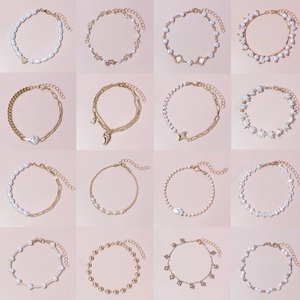 Set aus 16 goldenen Legierungsarmbändern mit Perlen und Herz-Schmetterlings-Anhängern