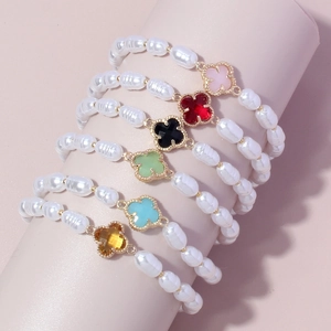 Set di bracciali di perle vintage con ciondoli a quadrifoglio colorati in oro