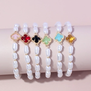Set di sei bracciali di perle vintage con ciondoli a quadrifoglio colorati in fila