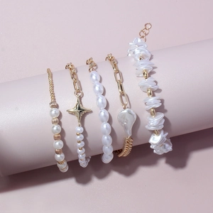 Detaillierte Nahaufnahme von 5 goldenen Armbändern mit Kunstperlen und Sternanhängern