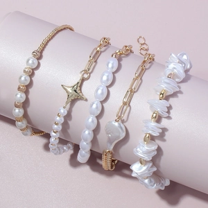 Detail von 5-teiligem Goldlegierung Armband-Set mit verschiedenen Barockperlen-Anhängern
