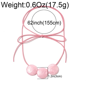 Collar de cuerda de algodón rosa con tres colgantes geométricos de textura mármol