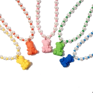 Details von 5er-Set Gummibärchen-Anhängern mit Perlenketten in bunten Candy-Farben