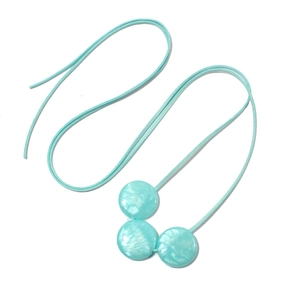 Detalle de collar de cordón de algodón azul cielo con colgantes redondos de resina