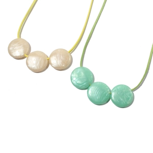 Collar minimalista de cordón de algodón con tres discos geométricos en menta y crema