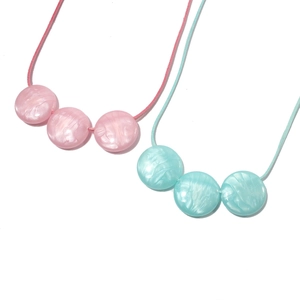 Collar minimalista de cuerda de algodón con cuentas geométricas en rosa y azul mármol