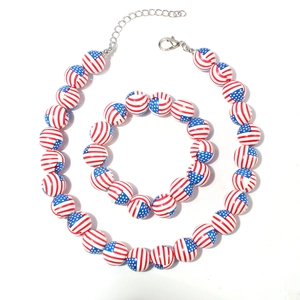 Détail de l'ensemble collier et bracelet en perles drapeau USA avec fermoir homard