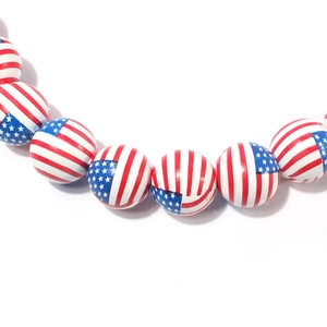 Gros plan de perles en bois avec drapeau USA pour bijoux DIY de la fête nationale