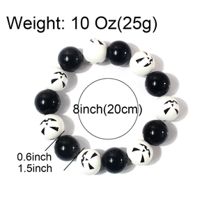 Halloween Perlenarmband mit schwarz-weißen Kürbisgesicht-Perlen für einen schaurigen Look