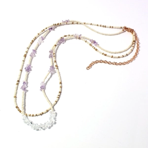 Chaîne de corps bohème multicouche avec perles crème et accents d'améthyste pour femme