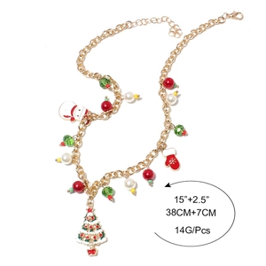 Kleurrijke kerstketting met gouden ketting, emaille bedeltjes en feestelijke parels