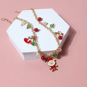 Detail van de kerstketting met kerstman emaille bedeltjes en kleurrijke parels