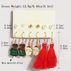 Detailansicht des Weihnachts-Ohrring-Sets mit Weihnachtsmann-Motiven und roten Quasten