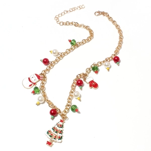 Detailweergave van de kerstketting met kleurrijke parels en feestelijke hangers