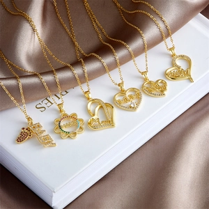 Collection de pendentifs cœur dorés et MAMA sur satin pour fête des mères