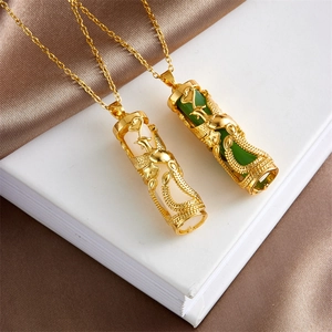 Collana vintage dorata con ciondolo drago e fenice intagliato e pietre di giada bianca e verde