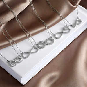 Elegantes collares de símbolo infinito en acabado plateado con piedras de circón