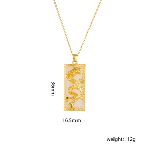 Collana con ciondolo drago dorato con intarsio in giada bianca e catena in acciaio titanio