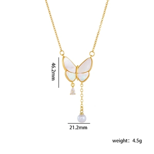 Collar de mariposa en acero dorado con circonita y detalles de borlas de perlas