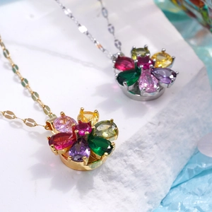 Collier fleur rotatif avec zircons colorés et chaîne en acier titane plaqué or