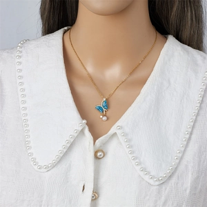 Collar de mariposa y perla en modelo, elegante cadena dorada con degradado azul