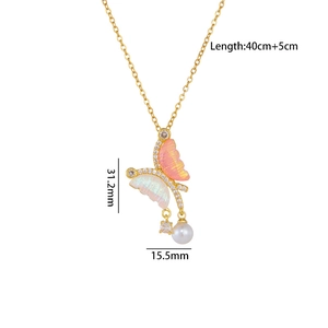 Collar de acero de titanio con colgante de mariposa degradada, perlas y circón