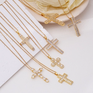 Gouden kruiskettingen met gekleurde zirkoon hangers op elegante minimalistische O-kettingen