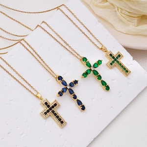 Gouden roestvrijstalen kruisketting met veelkleurige zirkonia hangers voor dames