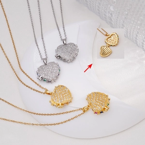 Pendentif cœur ouvrable doré serti de zircons et pierres colorées sur un présentoir