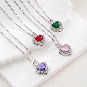 Elegante herzförmige Kristall-Halsketten-Set in Grün, Rot, Rosa und Lila Anhängern