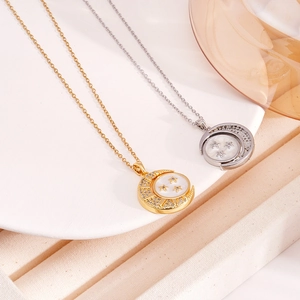 Elegante collana con ciondolo stella e luna in oro e argento con zirconi e madreperla