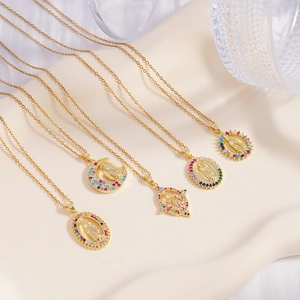 Set di collane della Vergine Maria in oro con zirconi colorati su supporti eleganti