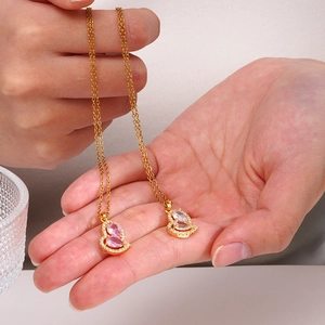 Collana in acciaio al titanio dorato con pendenti a cuore e due gemme a forma di goccia