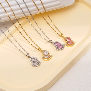 Collane a cuore eleganti con pietre a goccia e diamanti pavé su un vassoio