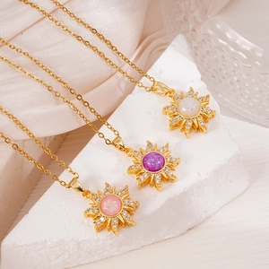 Collar con colgante de sol dorado con piedras de ópalo y cristales de circón