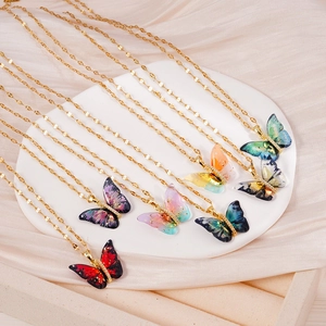 Juego de collares con colgantes de mariposa de resina de colores y detalles de strass