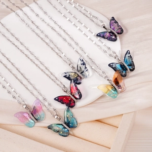 Collares con colgante de mariposa de resina de colores con circonitas y cadena plateada