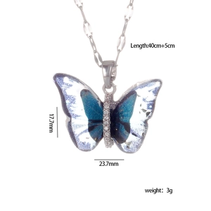Collar con colgante de mariposa de resina de colores y cristales en cadena de plata