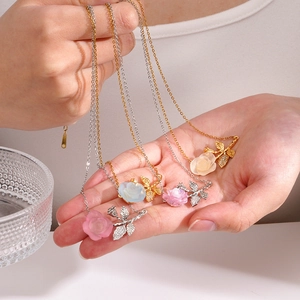 Luxuriöse Rosen-Halskette mit Harzblüten und Zirkon-Blättern für elegante Damen