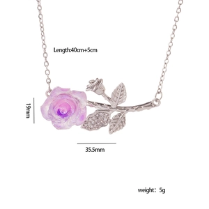 Elegante Rosenhalskette mit violetten Blütenblättern und funkelnden Zirkonia-Akzenten