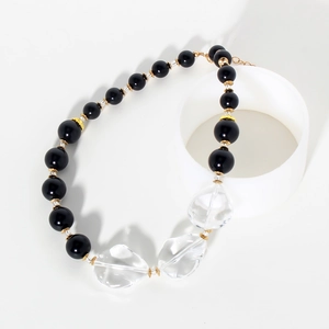 Collana di perline nere esagerata con accenti in cristallo trasparente e perline oro
